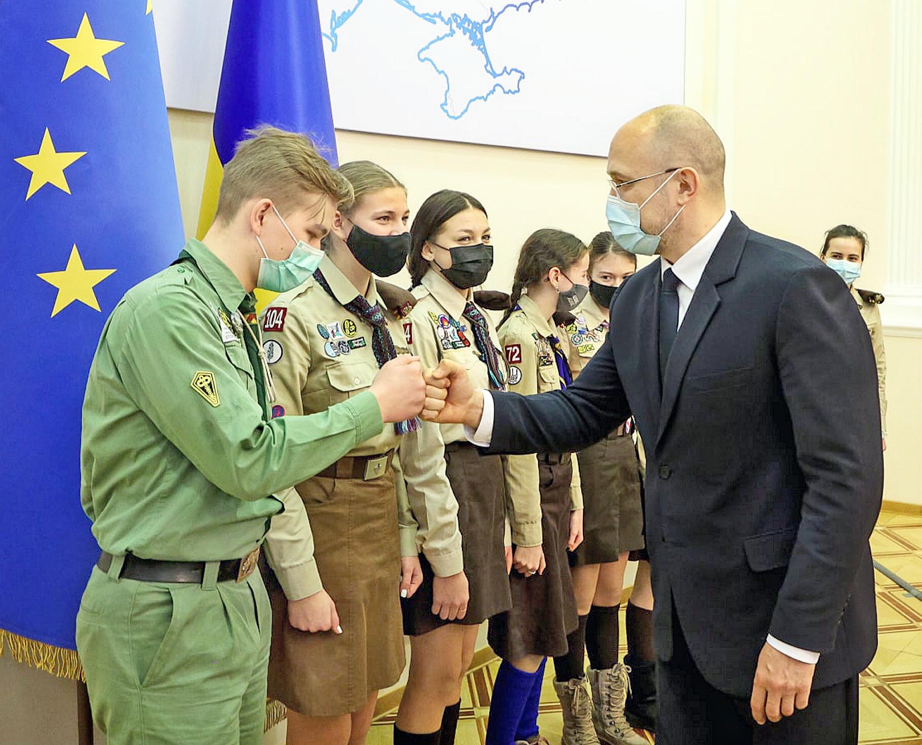 До урядовців завітали пластуни й передали їм часточку Віфлеємського вогню миру. Фото надала пресслужба Кабінету Міністрів України