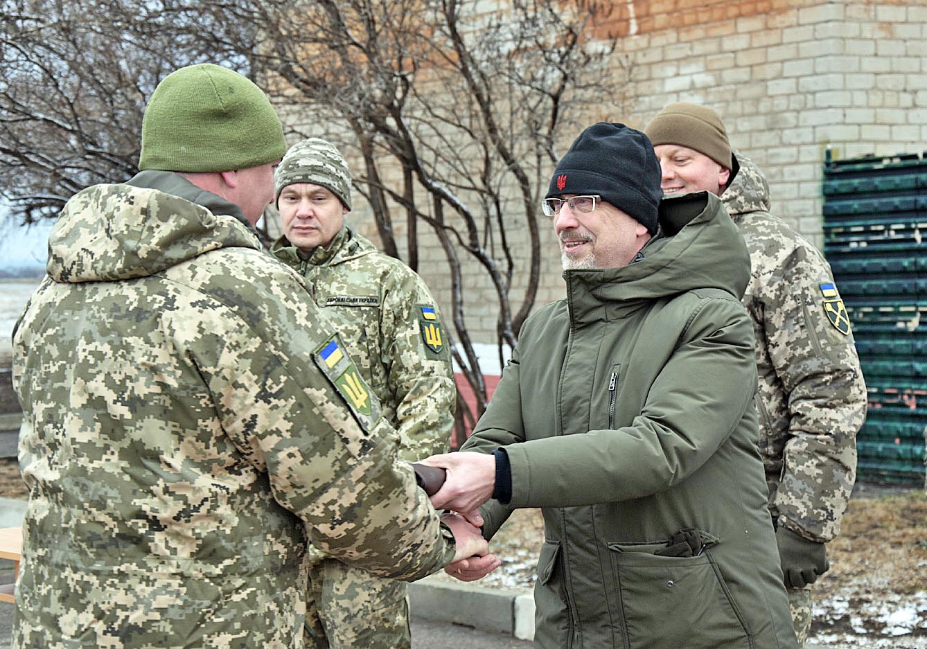 На передових позиціях у зоні ООС міністр оборони Олексій Резніков вручив бійцям державні нагороди й цінні подарунки . Фото з сайту mil.gov.ua