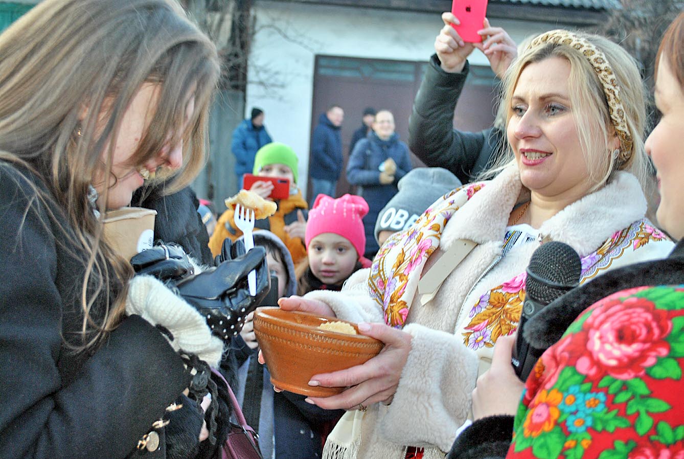 Куштуючи вареники, дівчата дізнавалися ім’я судженого. Фото автора