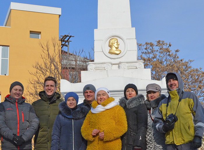 Туристський десант зупинився в Херсоні біля пам’ятного знака Джону Говарду. Фото автора