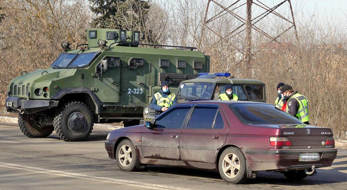 Нам усім дуже не хочеться повторення локдауну торішньої весни. Тож не забуваймо про елементарні запобіжні заходи. Фото з сайту dw.com