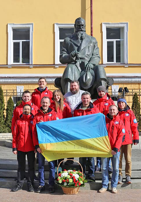 Національний антарктичний науковий центр скасував традиційні урочисті проводи експедиції за участю медіа та інших гостей. Але одну традицію не змінив навіть COVID-19: фото команди біля пам’ятника Михайлу Грушевському в Києві. Фото з сайту uac.gov.ua