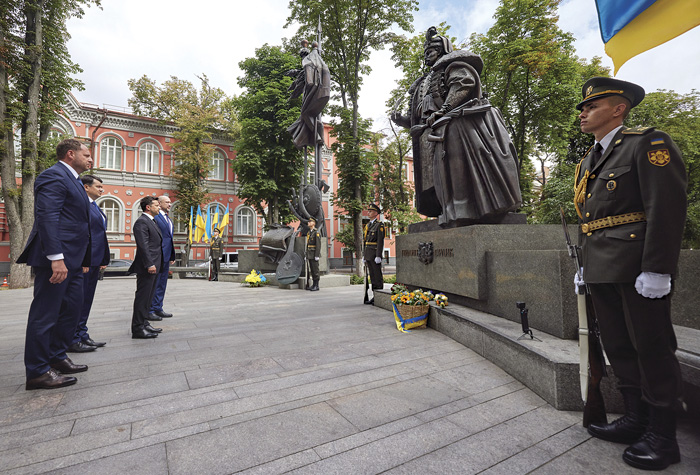 У день 25-річчя ухвалення Основного Закону керівники держави вшанували пам’ять творця першої української Конституції — гетьмана Пилипа Орлика. Фото з сайту president.gov.ua