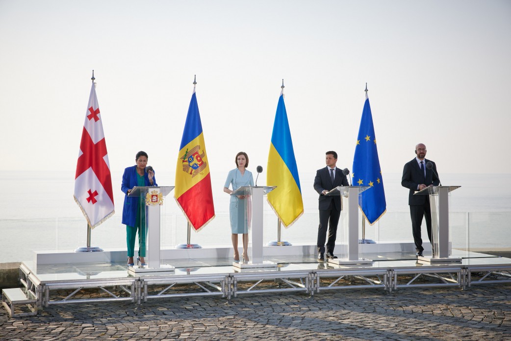 Президенти Грузії Саломе Зурабішвілі, Молдови Мая Санду, України Володимир Зеленський та Європейської ради Шарль Мішель переконані, що сучасні виклики допоможе подолати лише тісна співпраця. Фото з  сайту president.gov.ua