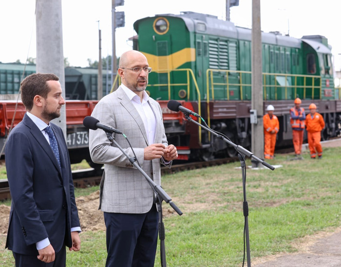 Прем’єр-міністр Денис Шмигаль та заступник керівника Офісу Президента Кирило Тимошенко переконані, що відкриття електротяги стане поштовхом для розвитку сучасного залізничного сполучення на Черкащині. Фото надано пресслужбою Кабінету Міністрів України