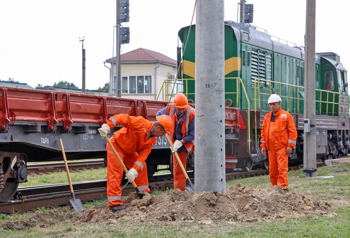 На ділянці від Черкас до Сміли встановлено вже 126 електроопор з необхідних 800. Решту встановлять протягом двох місяців. Фото надано пресслужбою Кабінету Міністрів України