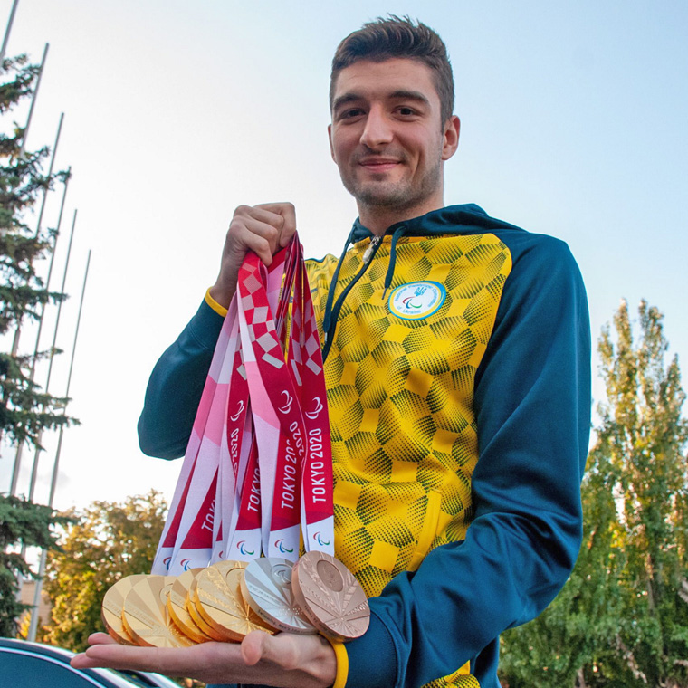 Плавець Максим Крипак здобув на токійській Паралімпіаді найбільше нагород — п’ять золотих, срібну й бронзову. Фото з сайту golos.ua