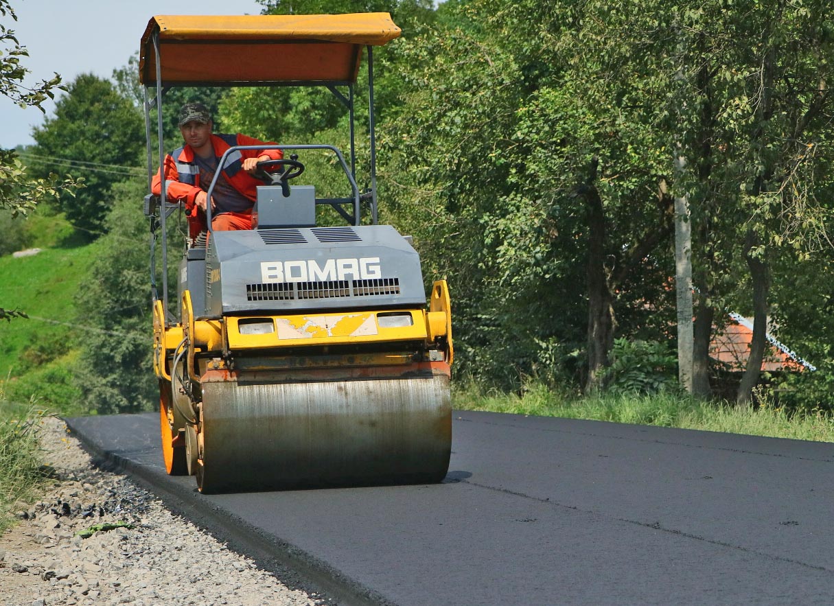 Автодорожнє будівництво ведуть за допомогою сучасної техніки. Фото Олександри МАШІКИ