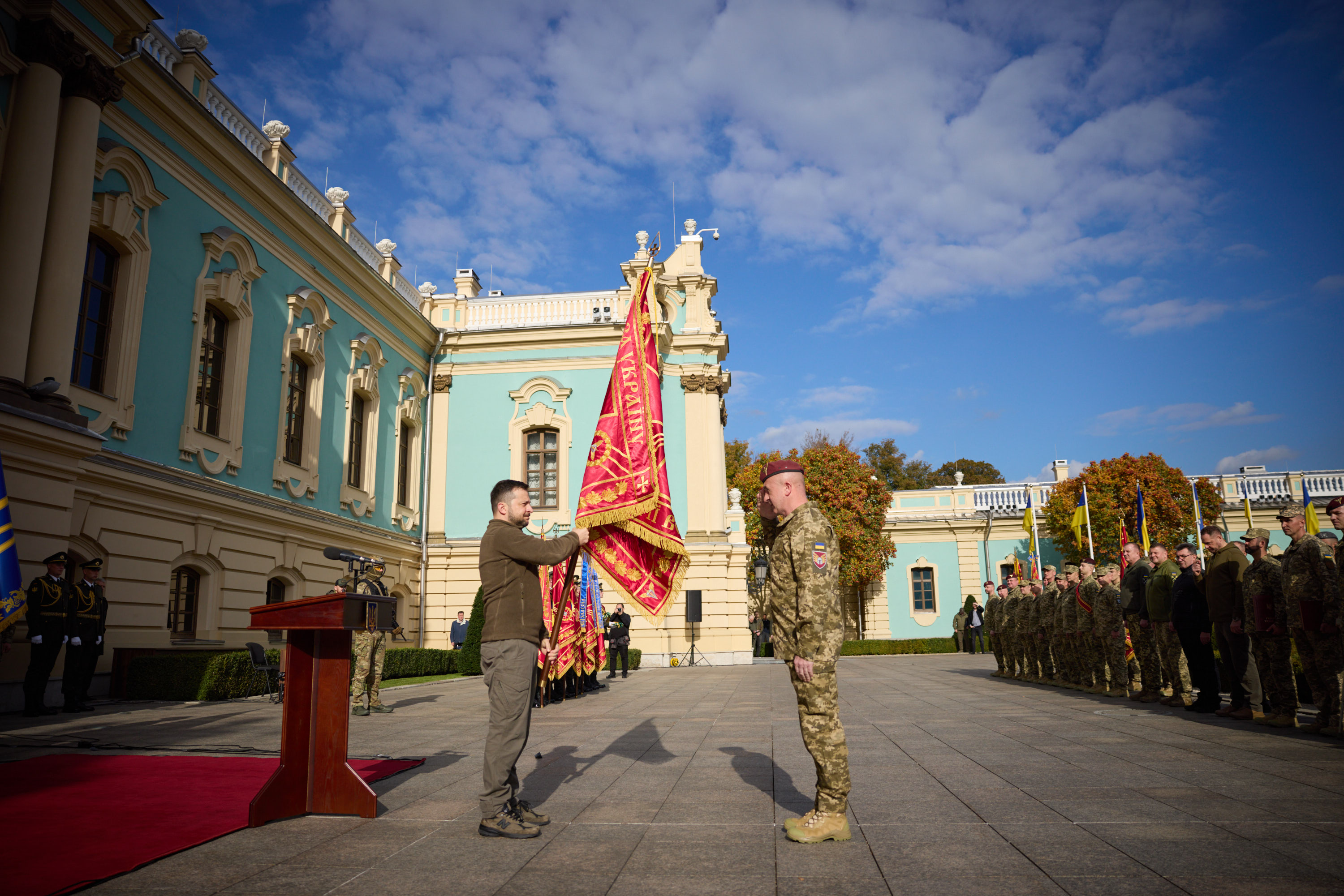 Бойовий прапор отримує командир 46 окремої аеромобільної бригади Десантно-штурмових військ ЗСУ. Фото з сайту president.gov.ua