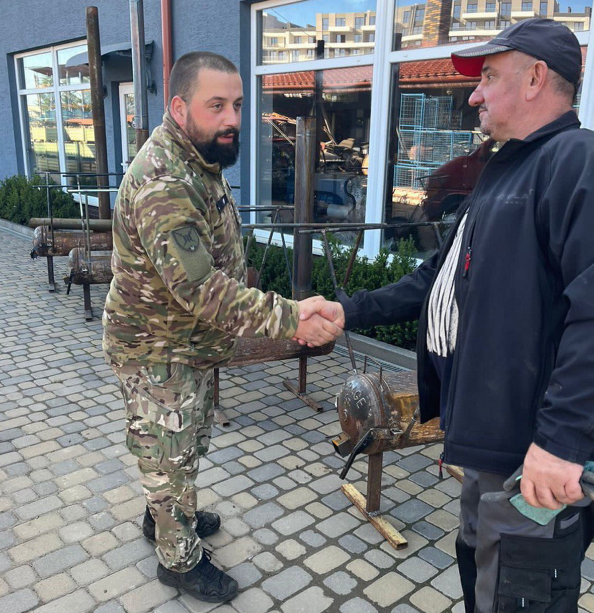 Ужгородський підприємець Іван Яцола передає пічки бійцеві підрозділу полку «Азов». Фото Володимира РУЩАКА