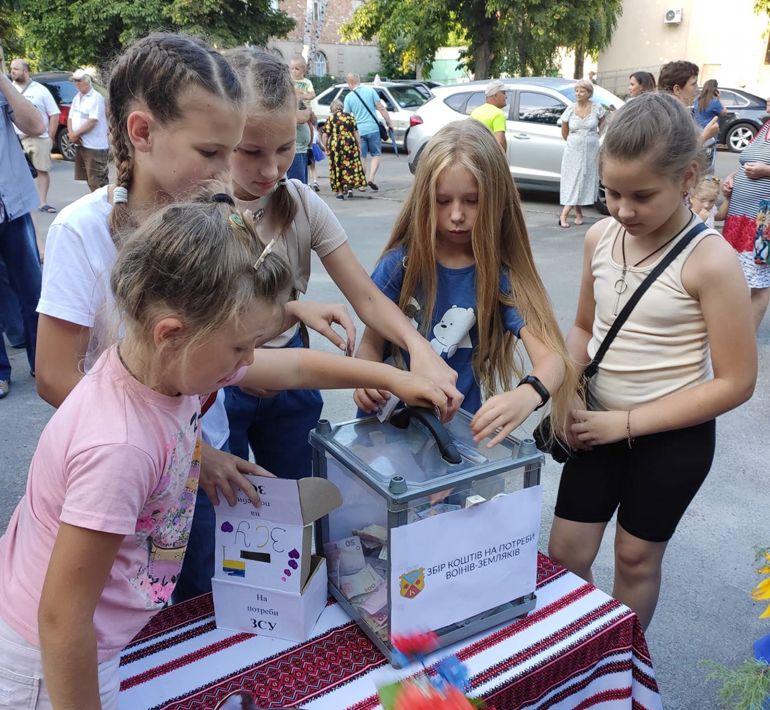 У цій скриньці вже назбирали чималу суму. Фото з сайту Суспільне Полтава