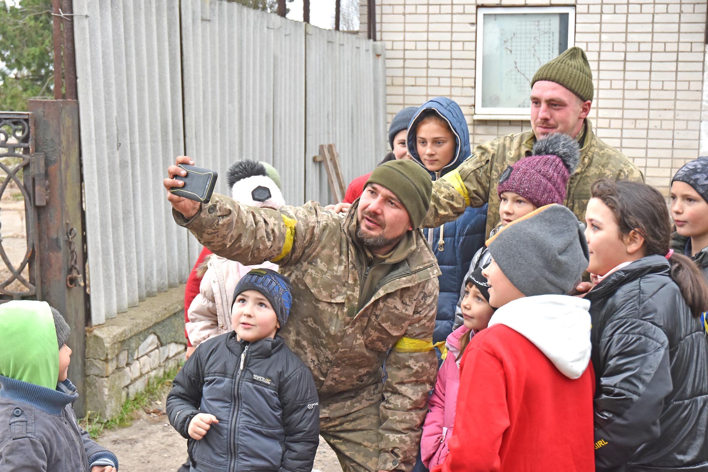 Дітлахи, як і десантники, завжди перші. Поки що — фотографуватися  з визволителями