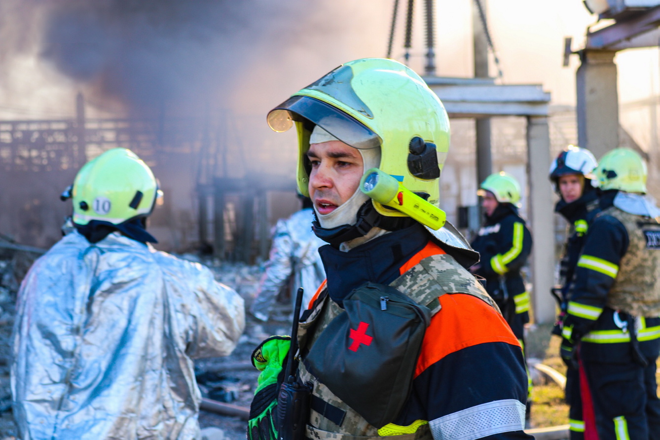 Щоб ліквідувати пожежу, яка знеструмила майже всю Черкащину, самовіддано діяли 73 працівники ДСНС. Фото з сайту ck.dsns.gov.ua