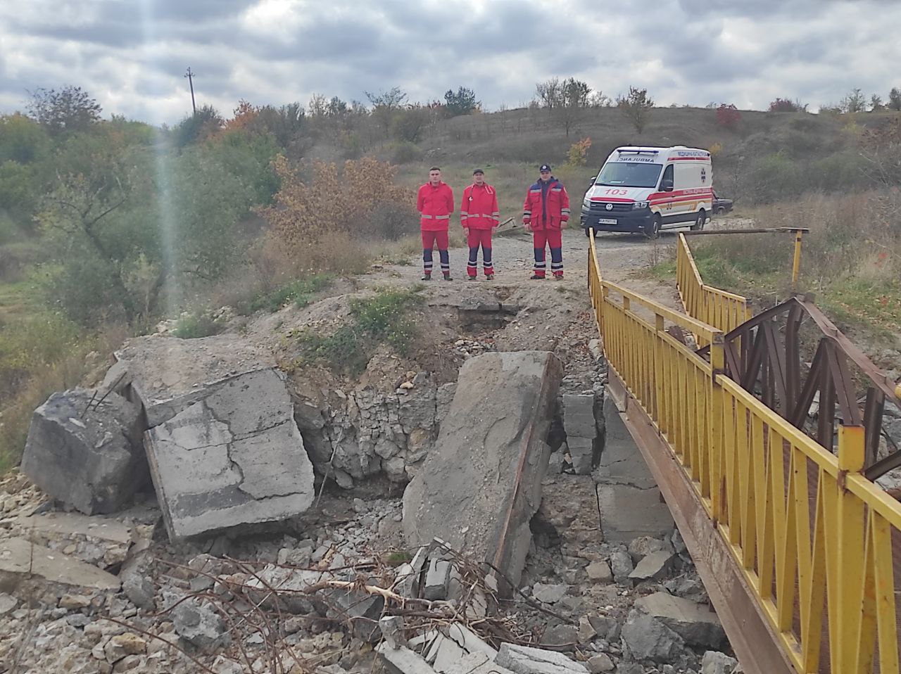 На визволених територіях Херсонщини медикам екстреної допомоги та волонтерам доводиться працювати в надскладних умовах. Фото надав автор