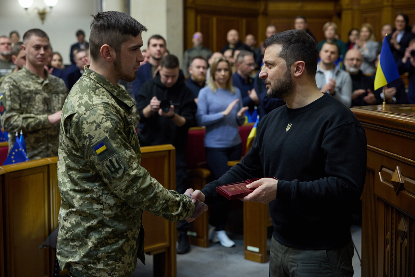 Володимир Зеленський у сесійній залі Верховної Ради вручив військовослужбовцям високі нагороди. Фото з сайту president.gov.ua