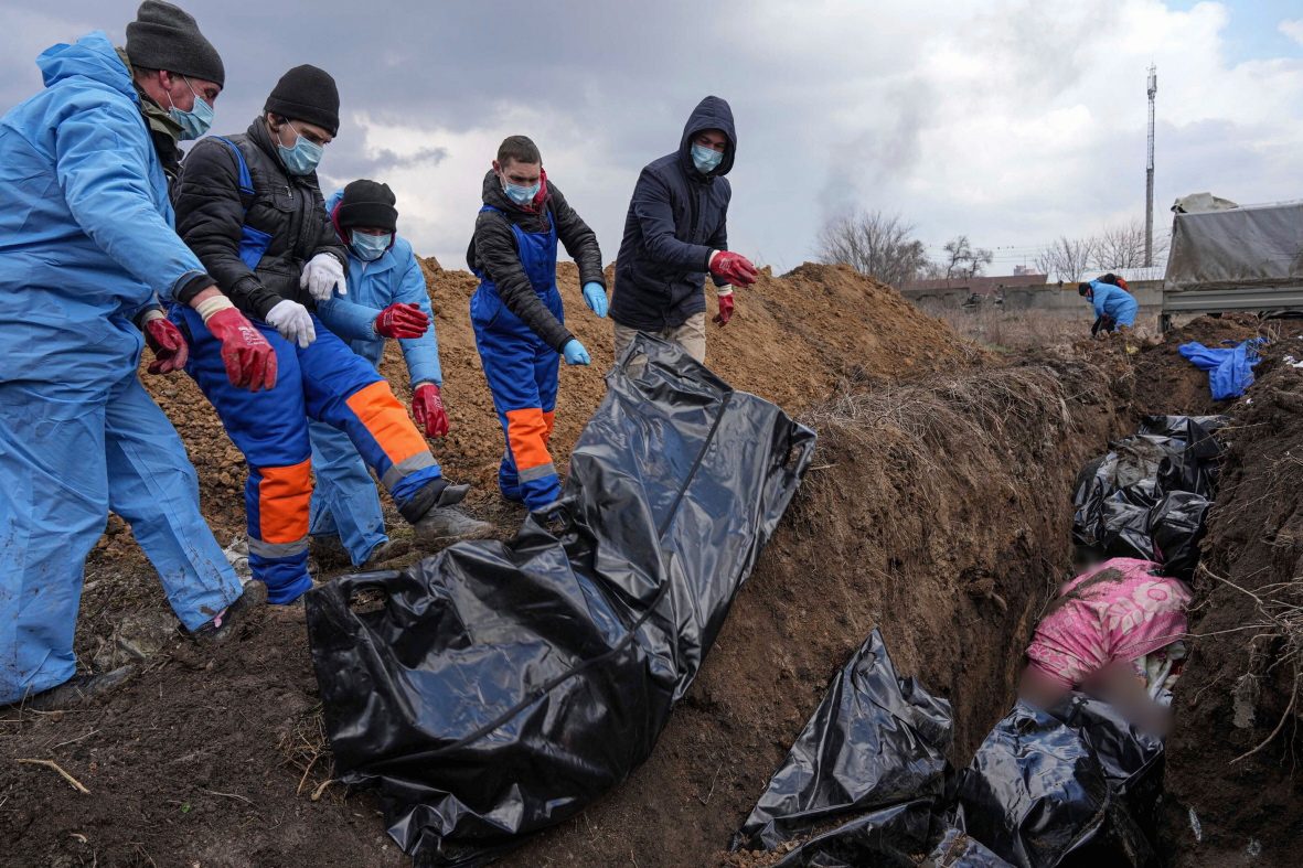 Тіла загиблих у братській могилі на околиці Маріуполя, 9 березня