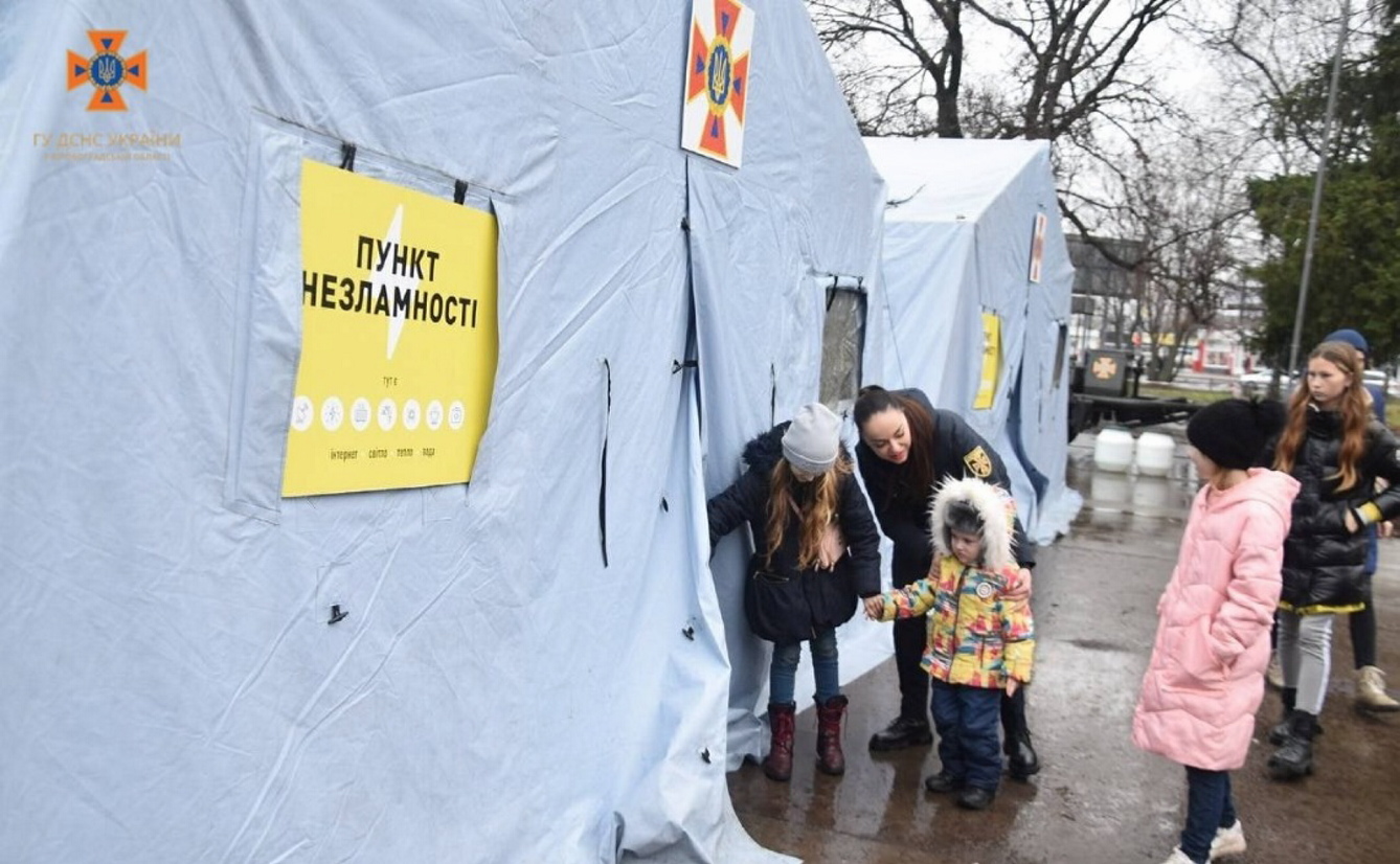 У пунктах незламності передбачено наявність тепла, води, мобільного зв’язку, інтернету, живлення для портативних пристроїв, аптечки, забезпечення для мам та дітей тощо. Фото з сайту mvs.gov.ua