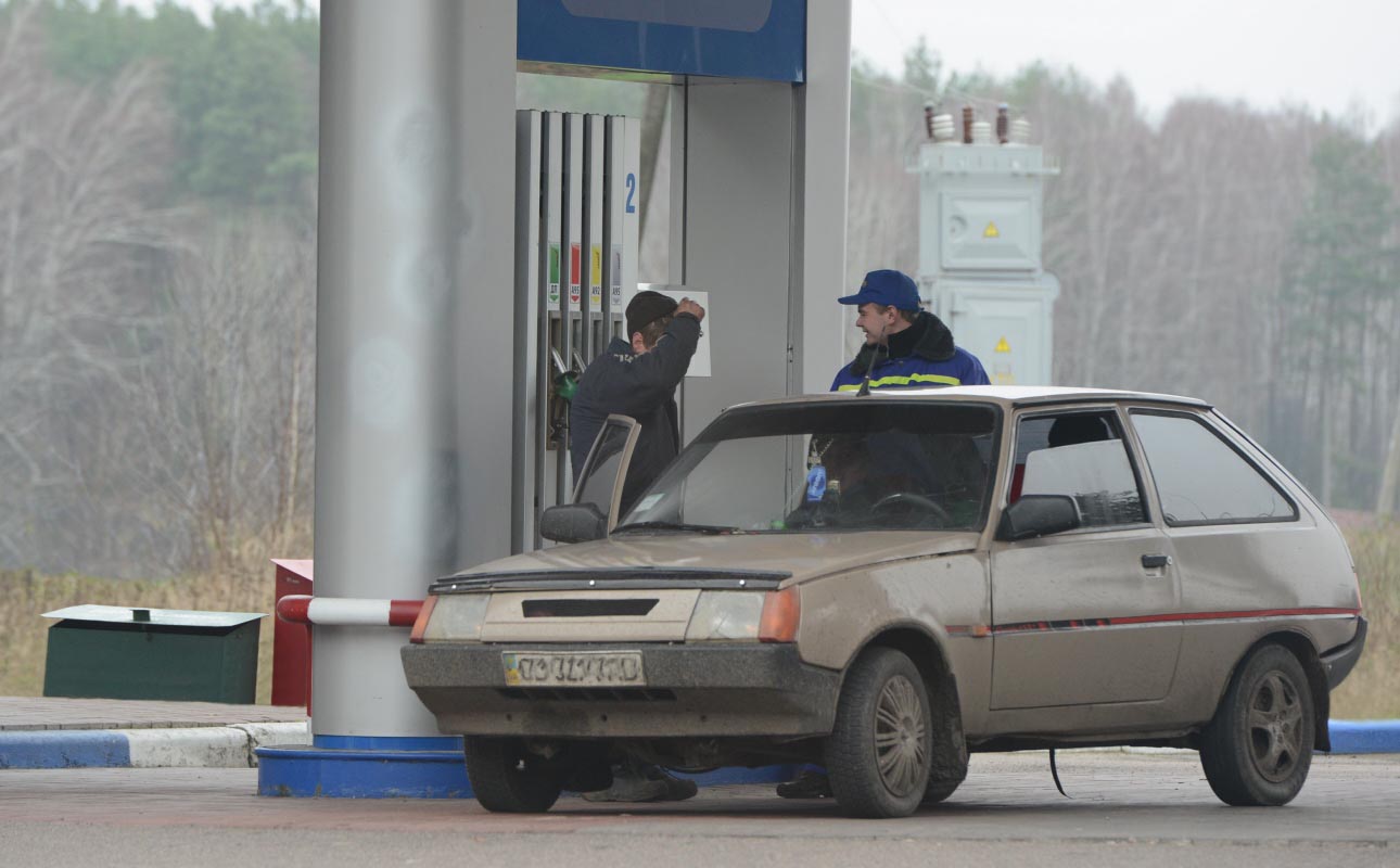 Ціни на АЗС засмучують споживачів і змушують уряд вживати заходів. Фото Володимира ЗАЇКИ