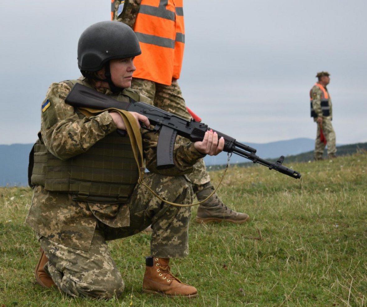 Солдат Олена Хархаліс 2021 року виборола звання кращого стрільця на змаганнях кращих взводів тероборони ЗСУ