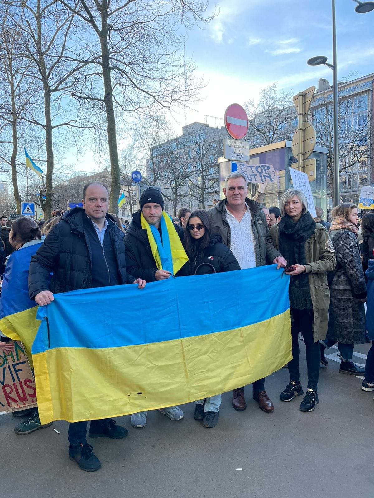 Кріс Бекерс (ліворуч) під час акції протесту біля представництва рф при ЄС у Брюсселі. Фото надала автор