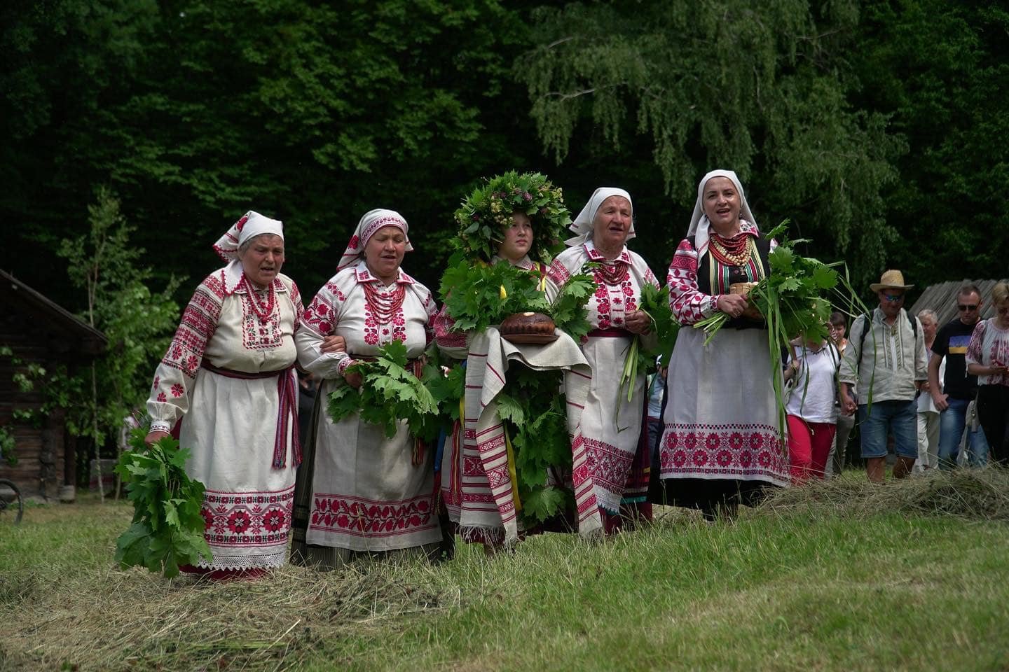 На презентації культурної спадщини Рівненського Полісся в Національному музеї архітектури та побуту України в Пирогові— ансамбль «Берегиня» із Крупового та обряд водіння Куста зі Сварицевичів Дубровицької громади. Фото надав автор