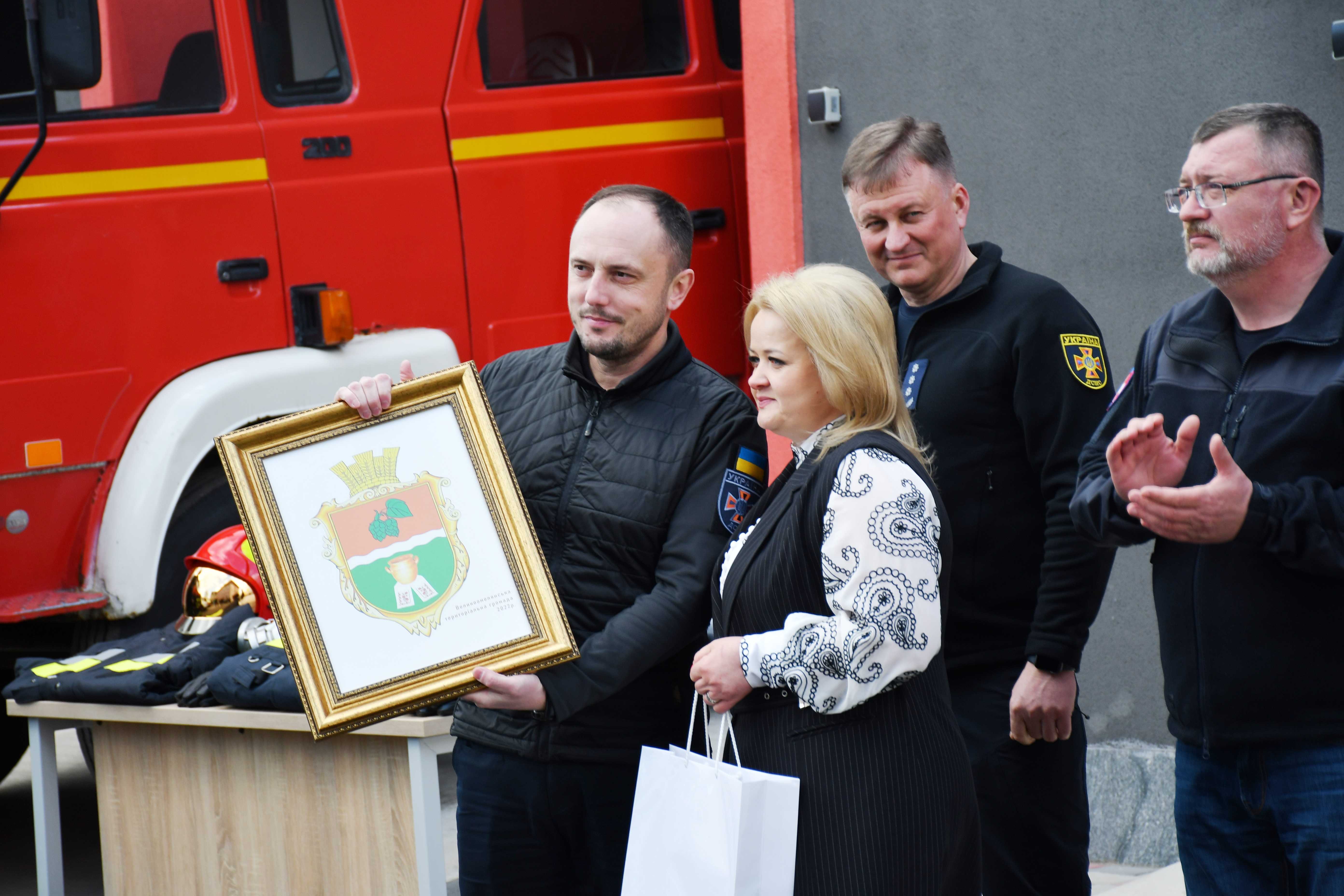 Голова Великоомелянської територіальної громади Алла Карпюк, голова ДСНС Сергій Крук (ліворуч) на відкритті центру безпеки громадян у Великій Омеляні. Фото надав автор