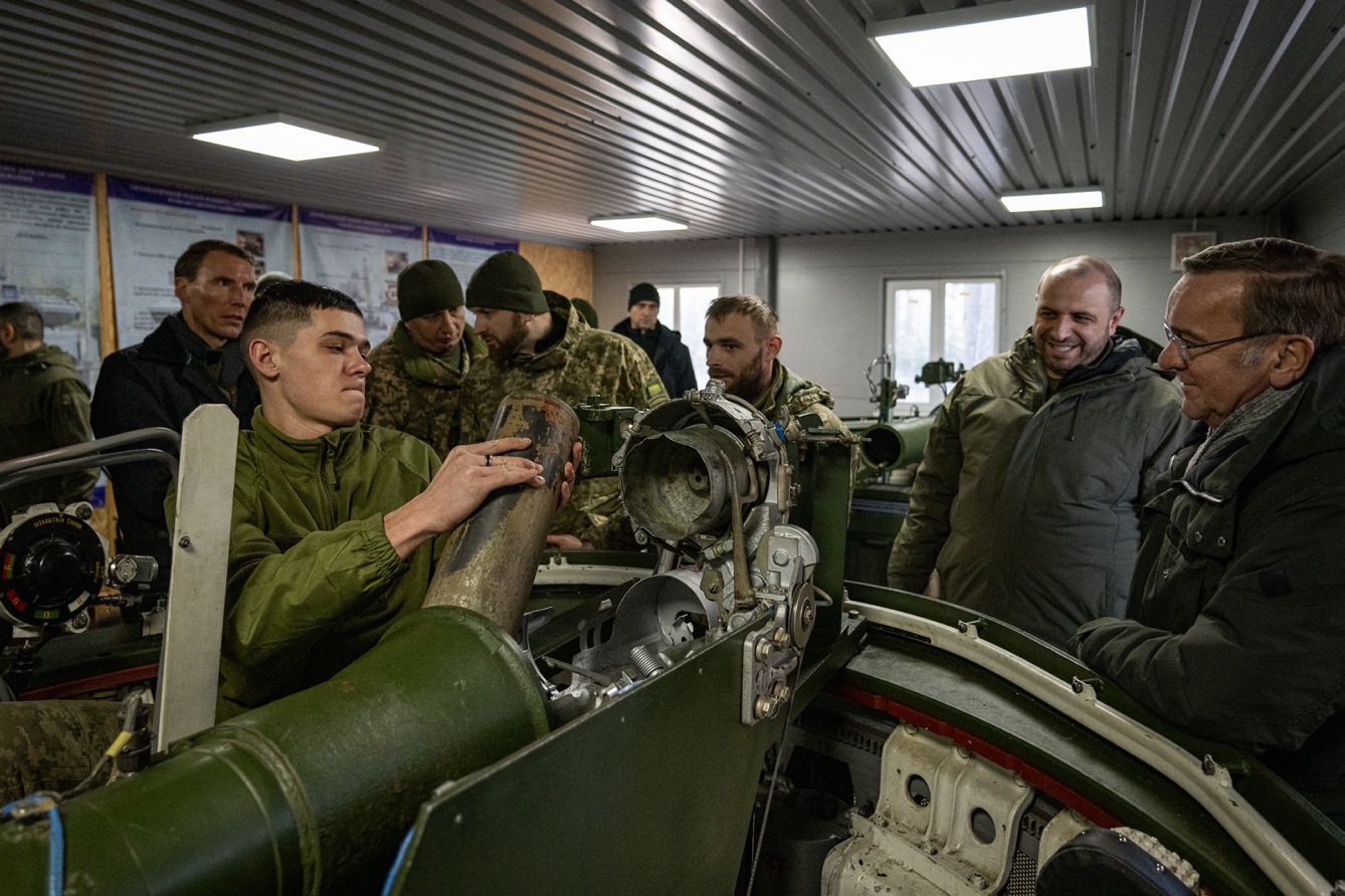 Рустем Умєров та Борис Пісторіус побували в пункті управління ППО, на озброєнні якого перебуває один з переданих Німеччиною ЗРК Patriot. Фото з сайту mil.gov.ua