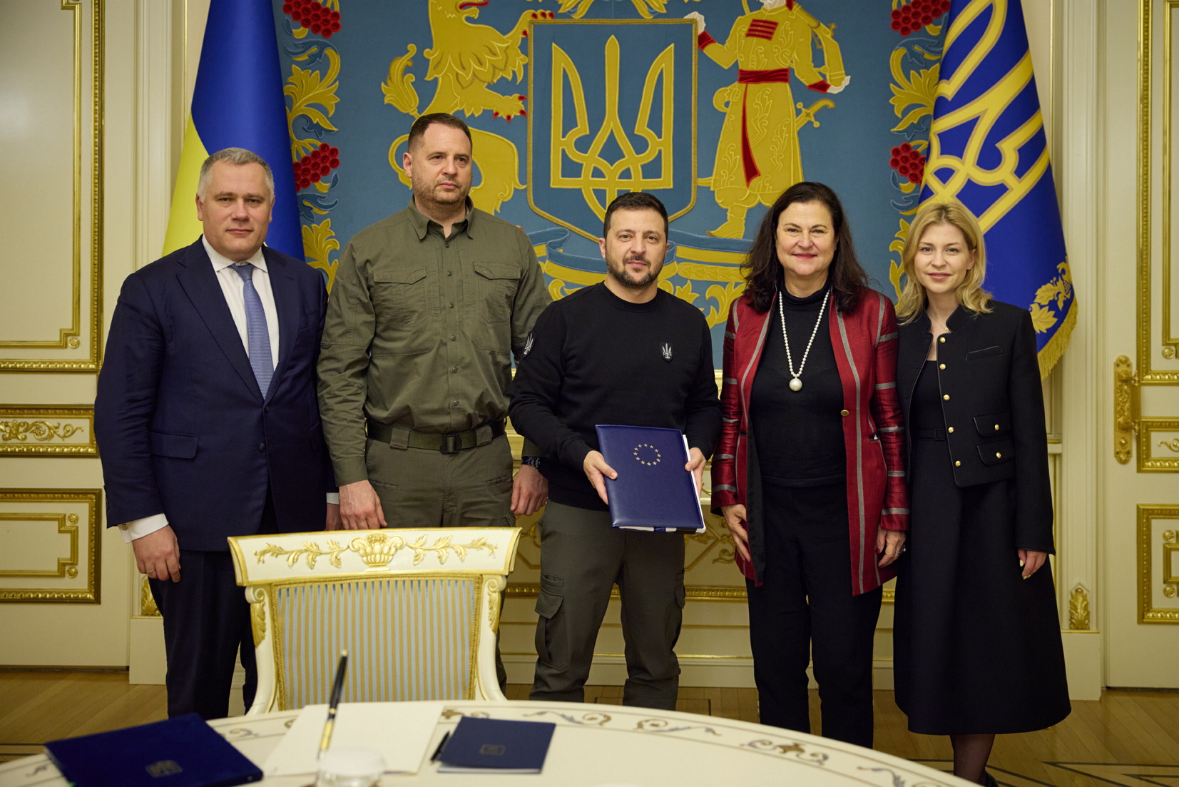 Потужною мотивацією, великим кроком уперед у європейській інтеграції назвав Володимир Зеленський рекомендацію Єврокомісії почати переговори про вступ України до ЄС. Фото з сайту president.gov.ua