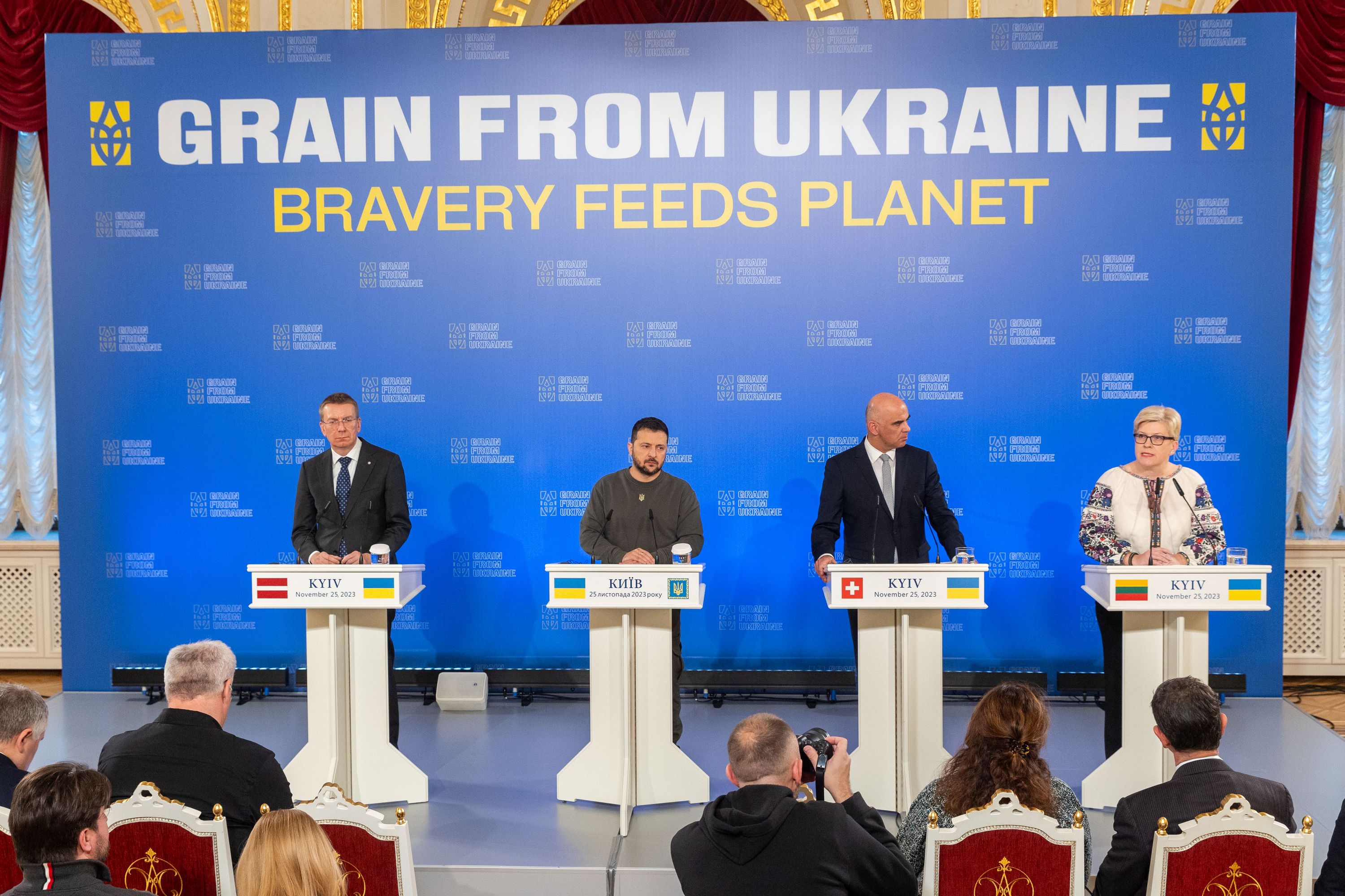 Під час зустрічі з представниками ЗМІ Володимир Зеленський наголосив, що попри всі виклики «зерновий коридор» і далі функціонує, а росія не має потужного впливу на його роботу