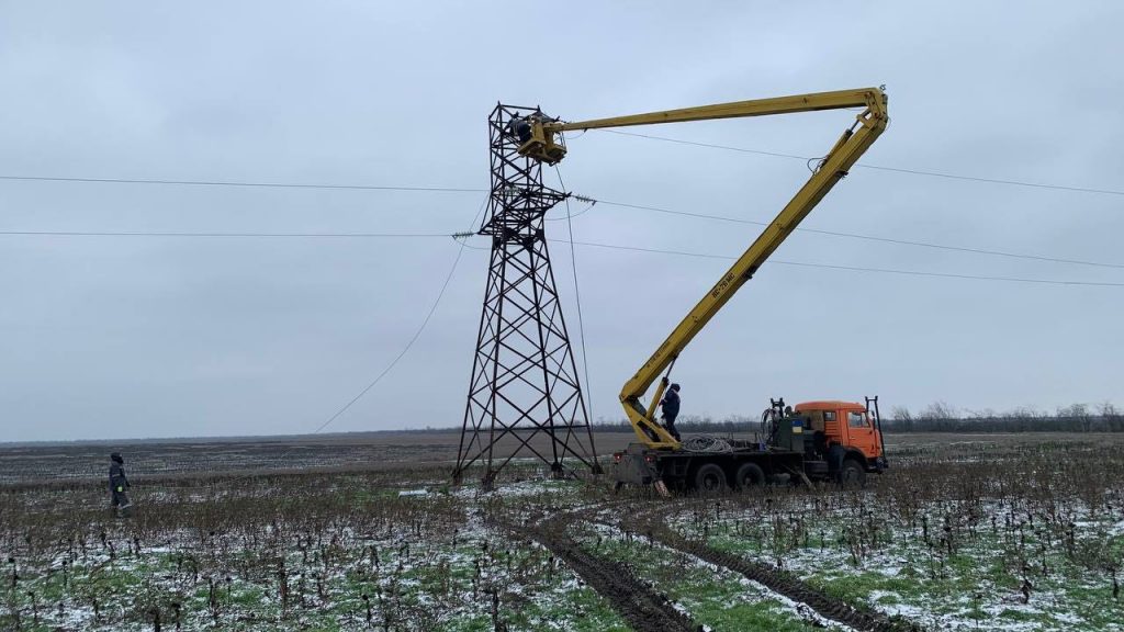 Ні примхи погоди, ні ворожі обстріли не стали на заваді енергетикам. Фото надав автор