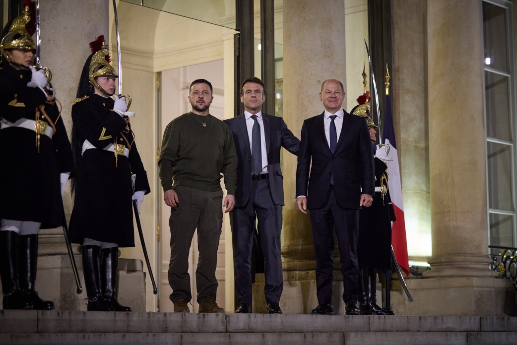 Президент Франції Еммануель Макрон (у центрі) наголосив, що його зустріч з лідерами України Володимиром Зеленським та ФРН Олафом Шольцом — символ довіри, який пов’язує три країни. Фото з сайту president.gov.ua