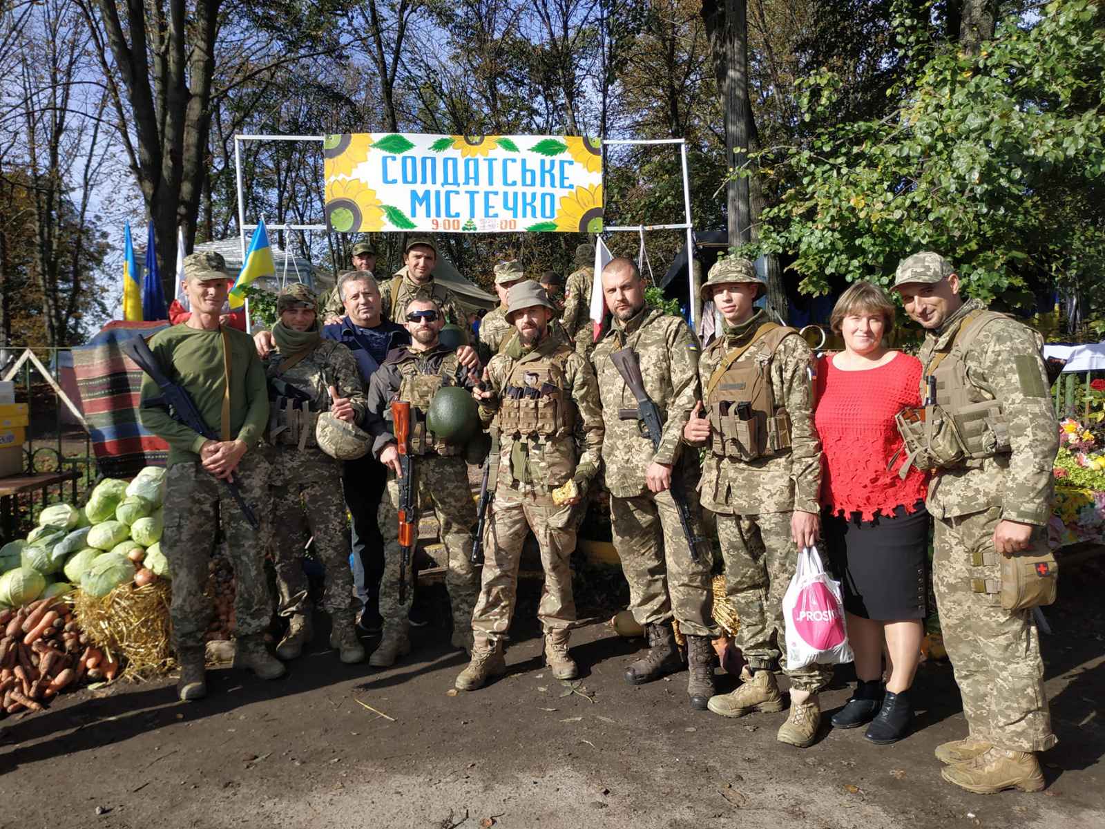 Фото на згадку з гостинними господарями солдатського містечка. Фото з соцмереж