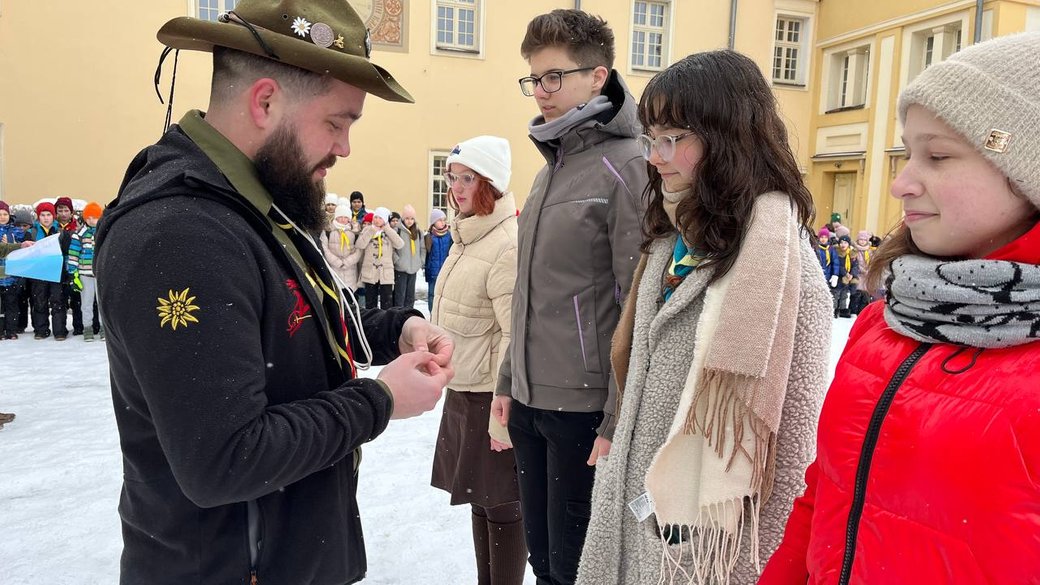 На загальному зібранні ужгородського «Пласту» нагородили тих, хто відзначився в літньому таборуванні. Фото з сайту Suspilne.media