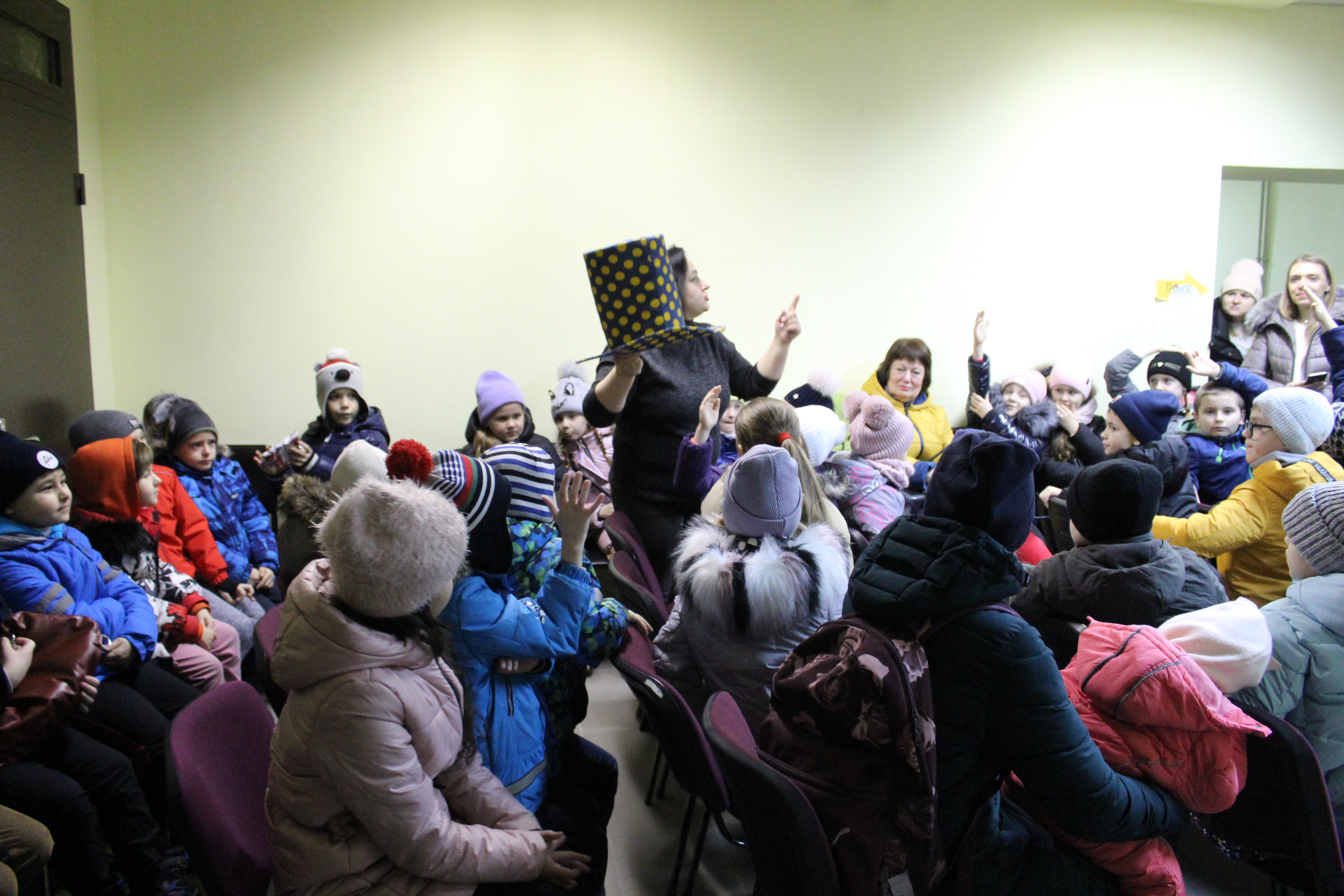 Під час повітряних тривог доводиться перебувати в бомбосховищі, де працює педагог-організатор