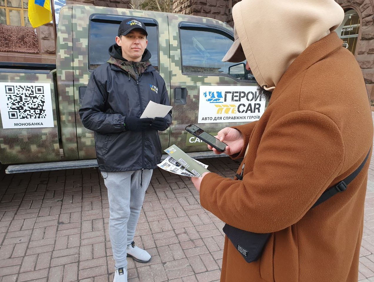 За пожертву на авто для військових можна отримати унікальний стікер-пак. Фото надав автор