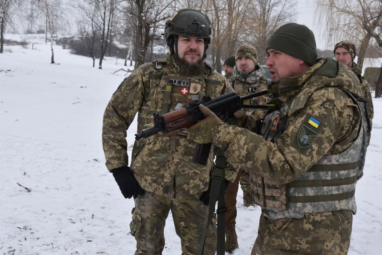 На навчаннях Станіслав (праворуч) приділяє максимум уваги кожному бійцю. Фото автора