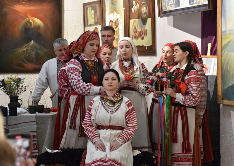 Молоду, зазвичай, наряджають усією родиною. Фото надав автор