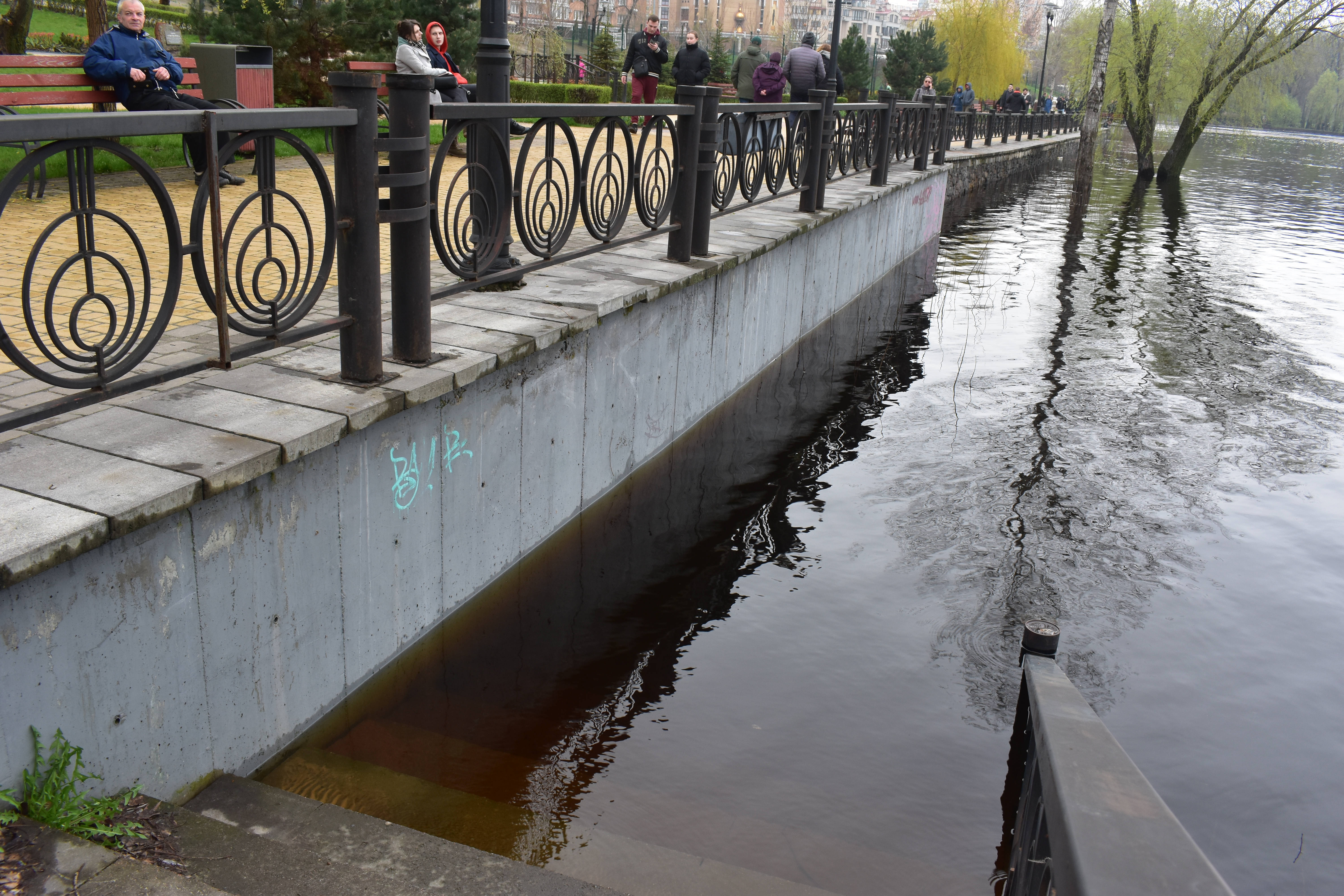 Таку воду принесла до парку «Наталка» на столичній Оболоні нинішня весна. Фото надав автор