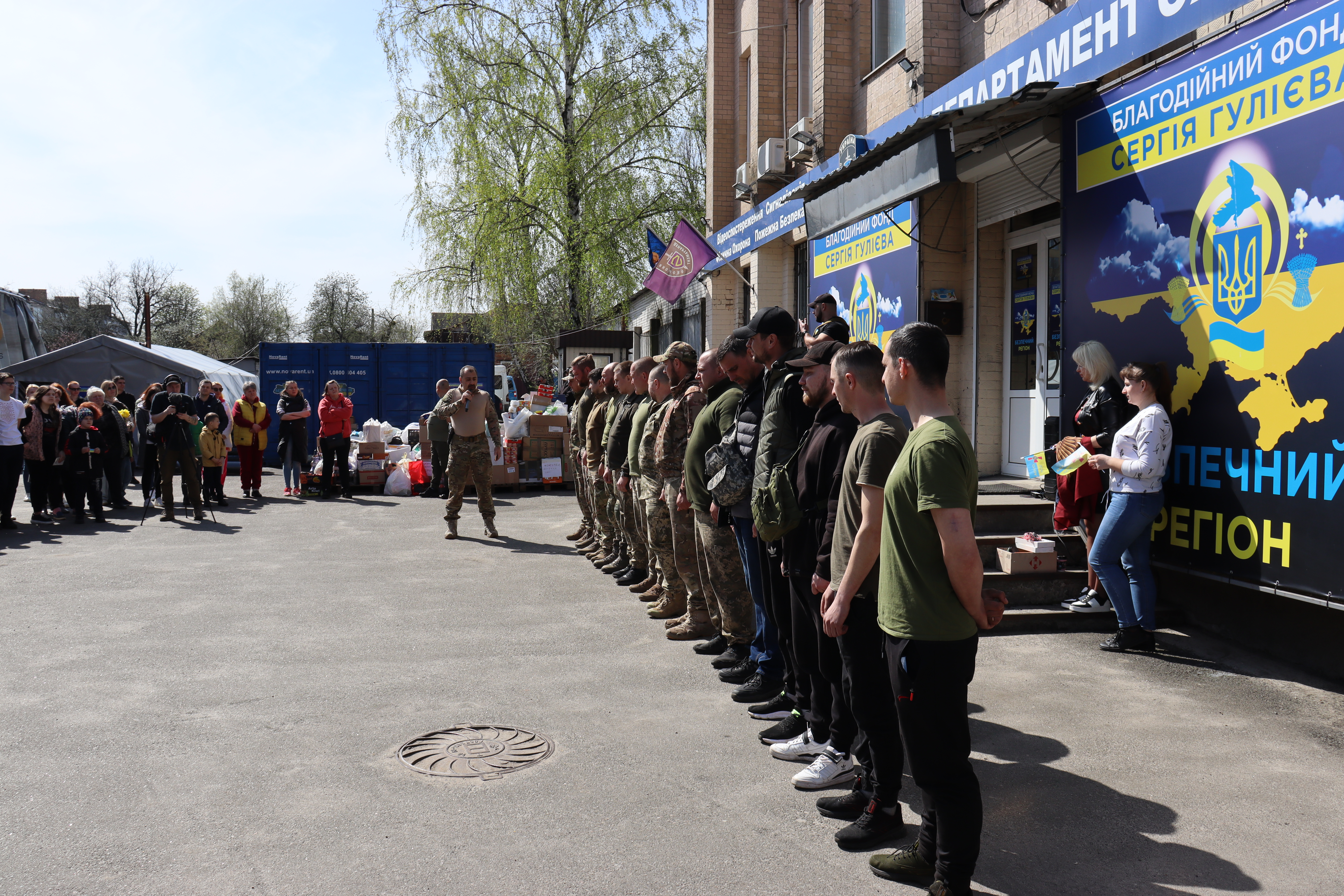 Мабуть, вперше за рік повномасштабної війни десантники шикувалися так мирно. Фото Дениса ШЕСТОПАЛА