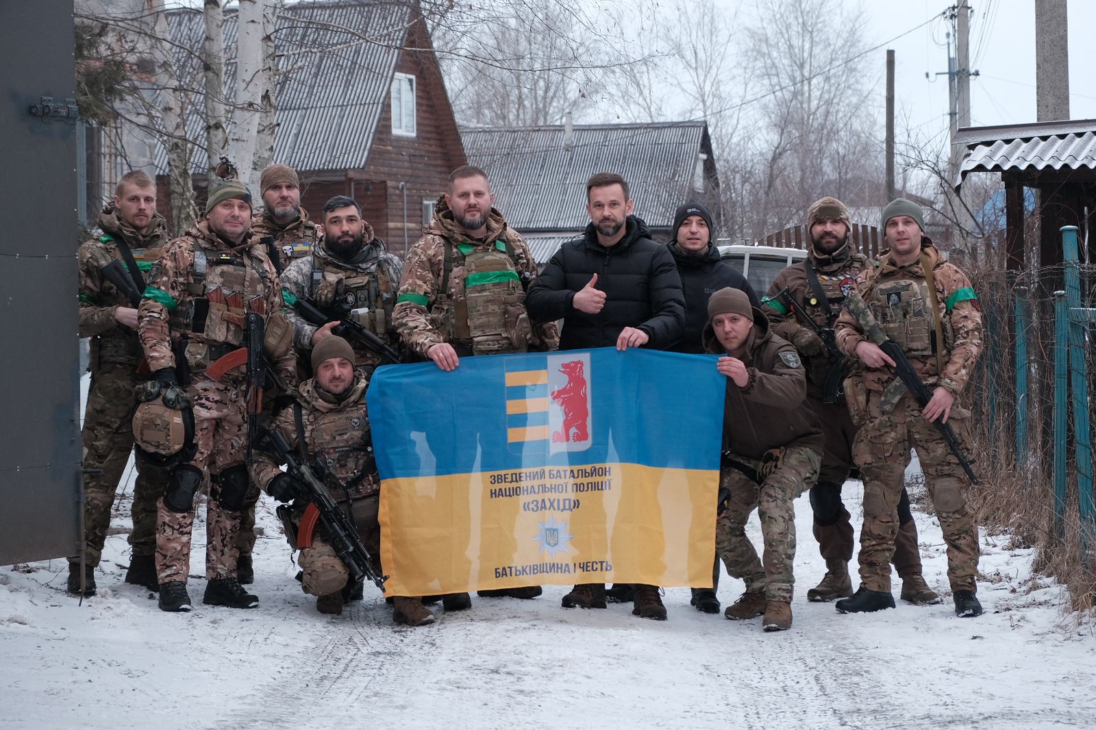 Голова Закарпатської обласної державної адміністрації Віктор Микита (у центрі праворуч) і його заступник Ігор Шинкарюк з бійцями зведеного батальйону НПУ «Захід» із Закарпаття. Фото пресслужби ГУНП України в Закарпатській області