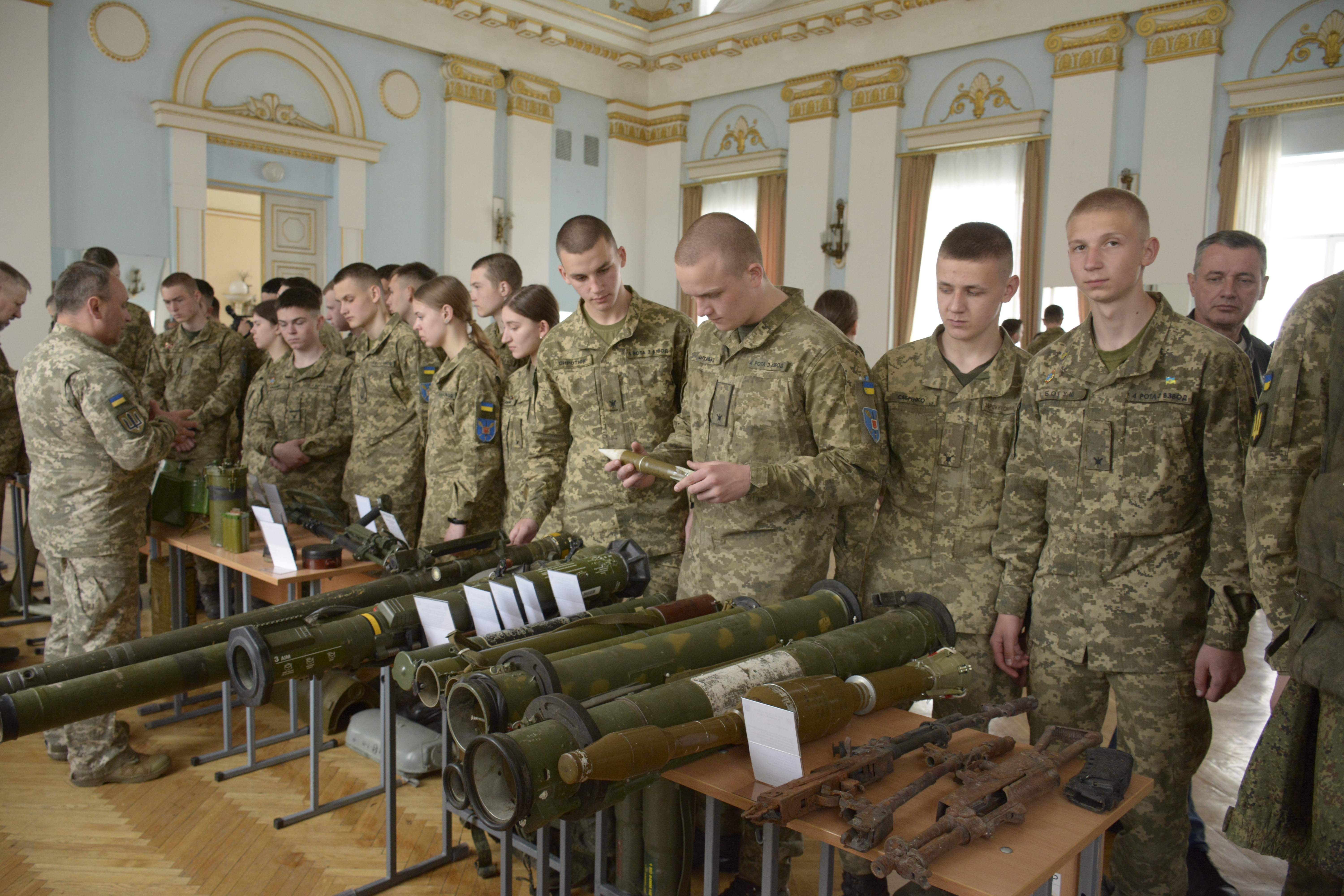 До кінця травня виставлене побачать і вихованці інших військових навчальних закладів. Фото автора