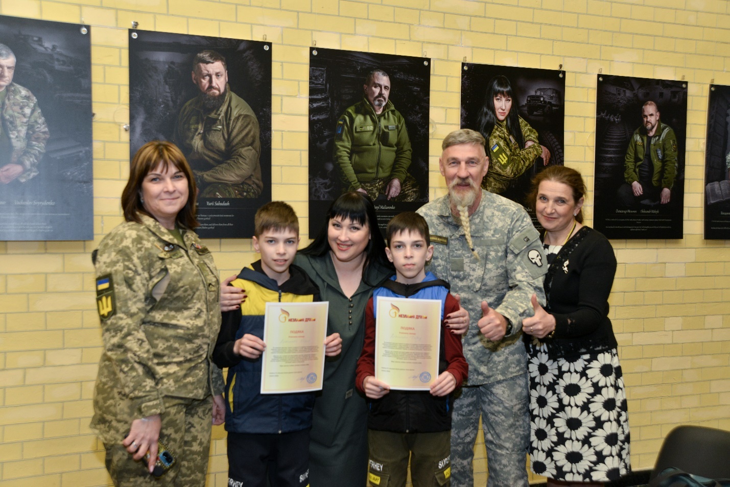 Під час відкриття масштабного заходу подяками було відзначено авторів соціальних відеопрограм та волонтерських проєктів, партнерів і організаторів. Фото з facebook.com/NezlamniDuhom