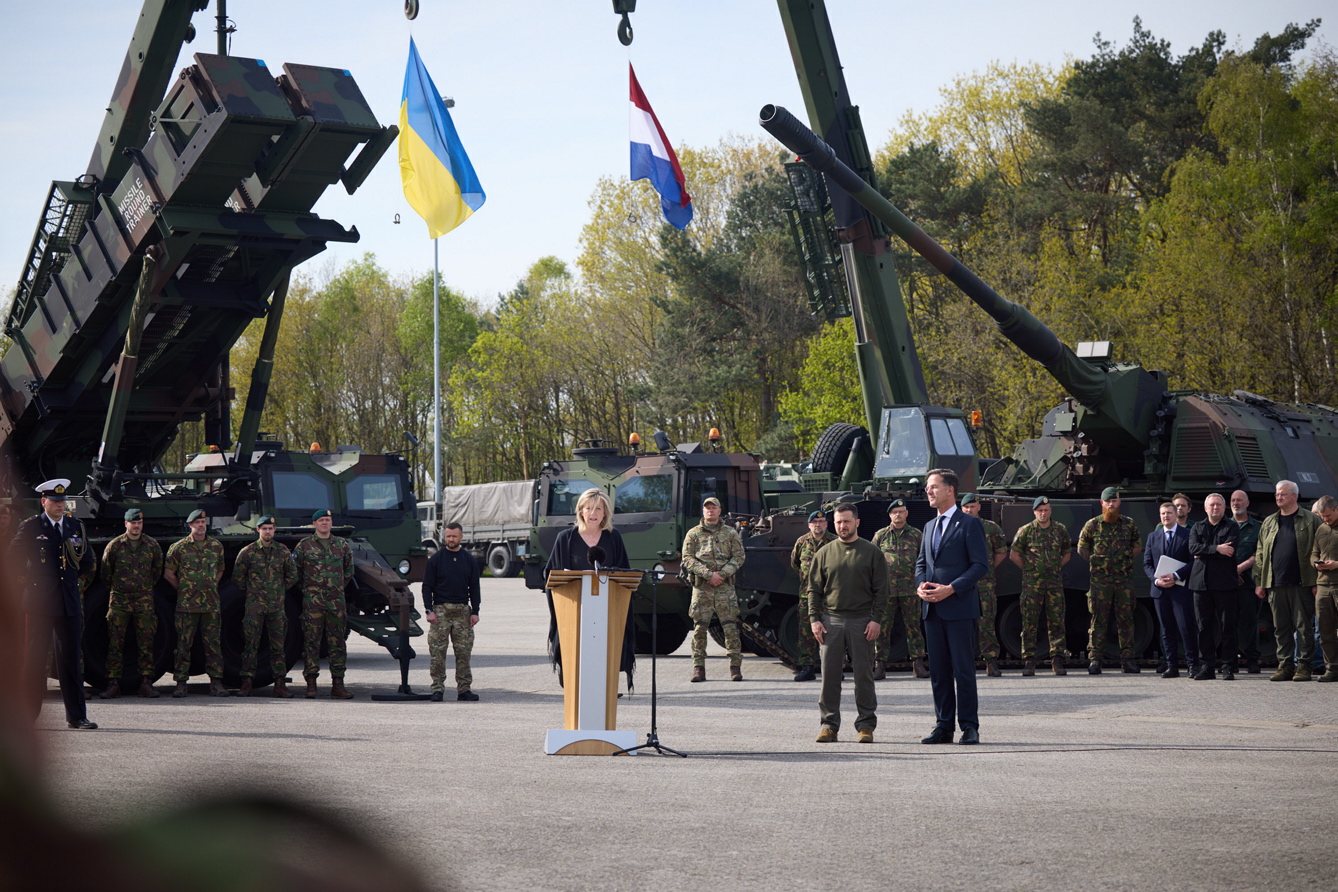 Володимир Зеленський разом з прем’єром Нідерландів Марком Рютте й міністром оборони Кайсою Оллонгрен ознайомився зі зразками військової техніки, яку отримає Україна. Фото з сайту president.gov.ua