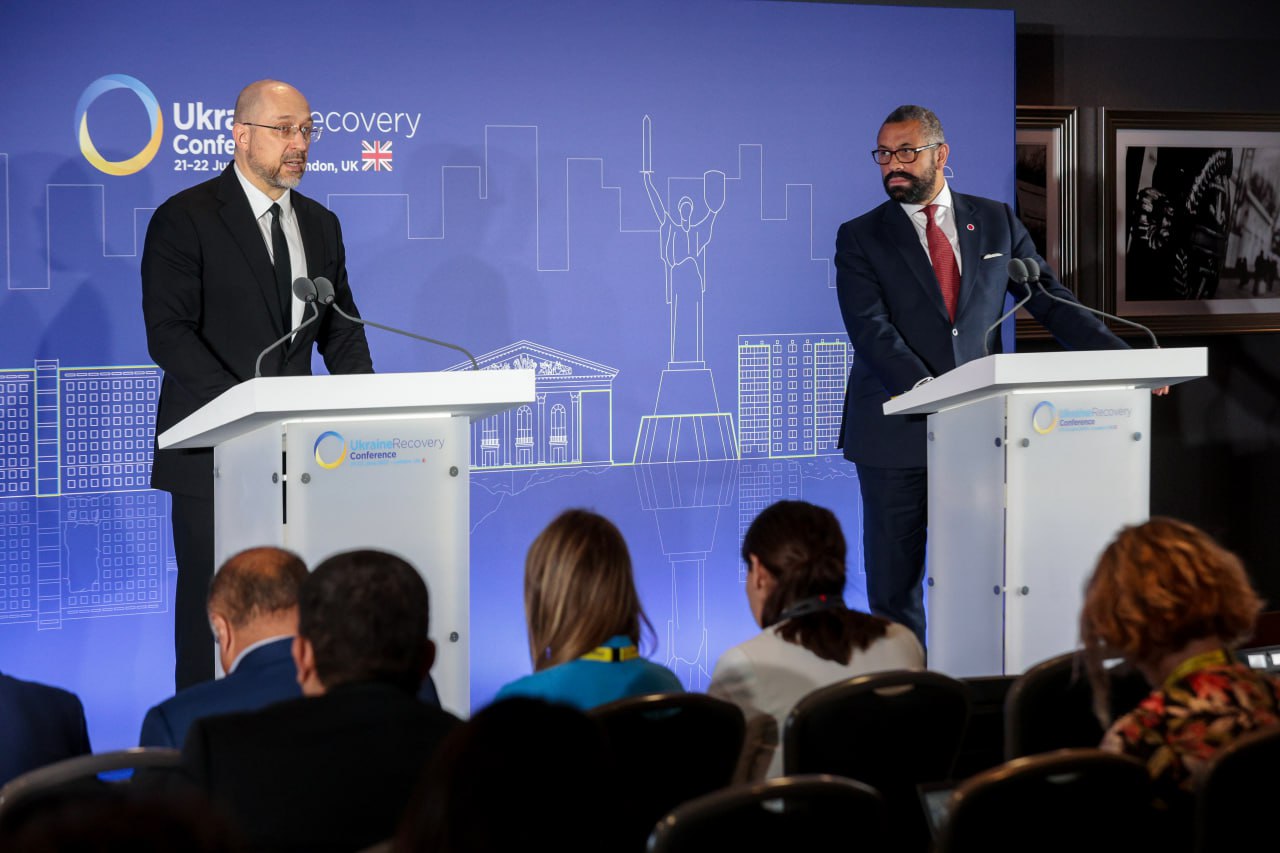 Прем’єр-міністр України Денис Шмигаль на пресконференції з міністром закордонних справ Великої Британії Джеймсом Клеверлі. Фото з Урядового порталу