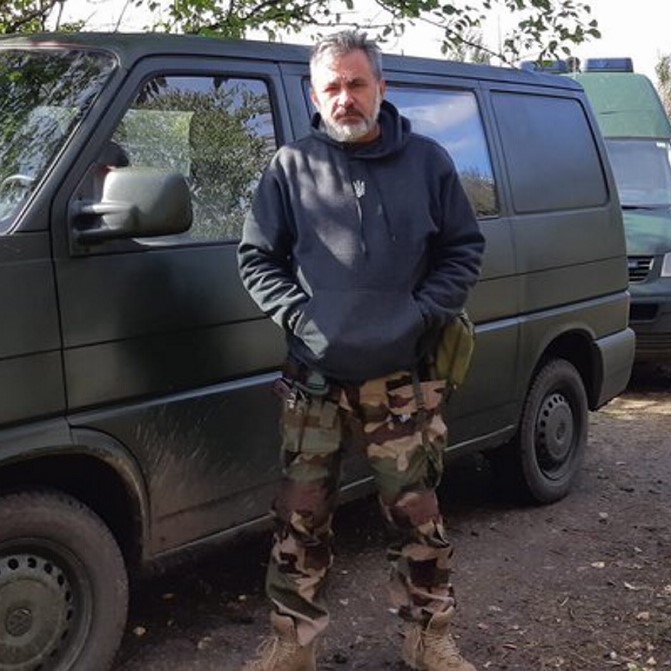 Бойовий медик Володимир Лісовський завжди на передовій, бо його функція — зробити все, щоб пораненого живим доправити до шпиталю. Фото з сайту suspilne.media