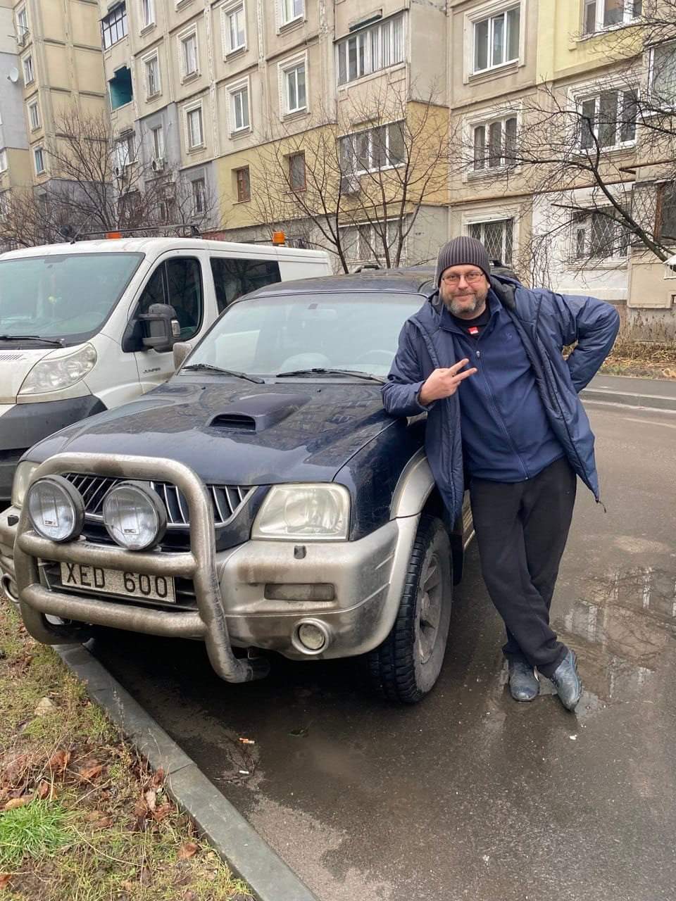 Цей автомобіль бджолярі пригнали  для потреб ЗСУ зі Швеції