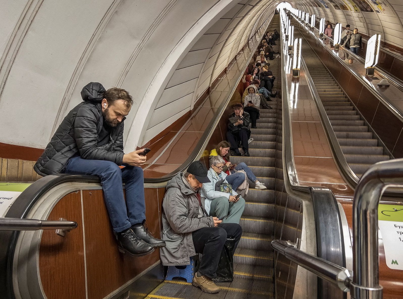 Метро вже давно стало для киян не лише укриттям, а й місцем, де злість на ворога трансформується в  пожертви на помсту. Фото з сайту nv.ua