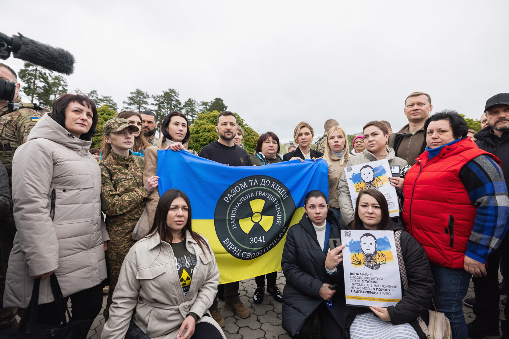 Володимир Зеленський поспілкувався з рідними полонених на ЧАЕС нацгвардійців, які звернулися до глави держави із проханням повернути захисників додому. Фото з сайту president.gov.ua