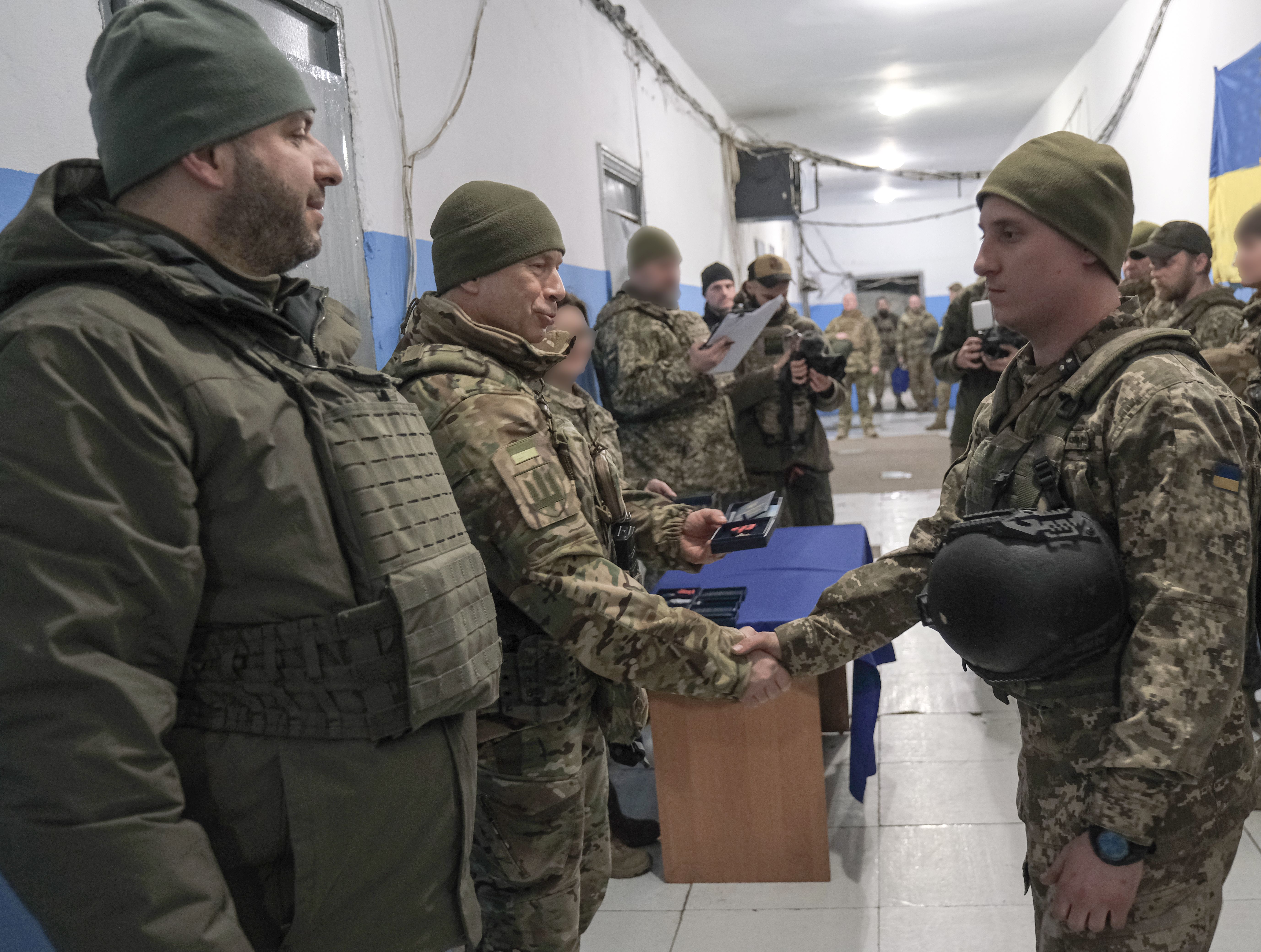 Нагрудний знак «Золотий хрест» із рук головнокомандувача ЗСУ