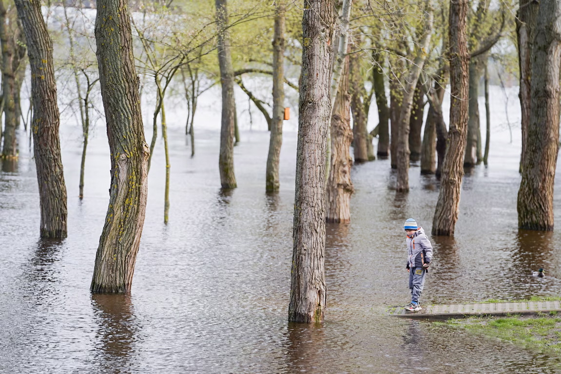 Підвищення рівня води в Києві у квітні спричинено її скидом через турбіни Київської ГЕС.  Фото з сайту novyny.live